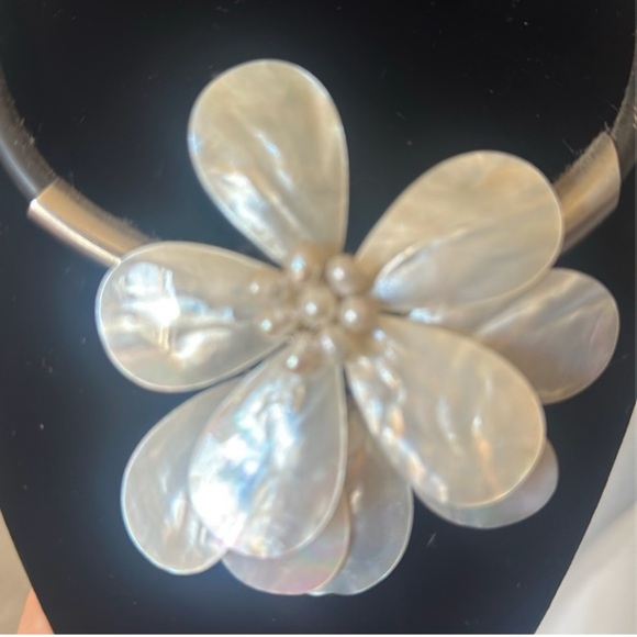 Mother of Pearl/Abalone Flower Necklace - Picture 2 of 6